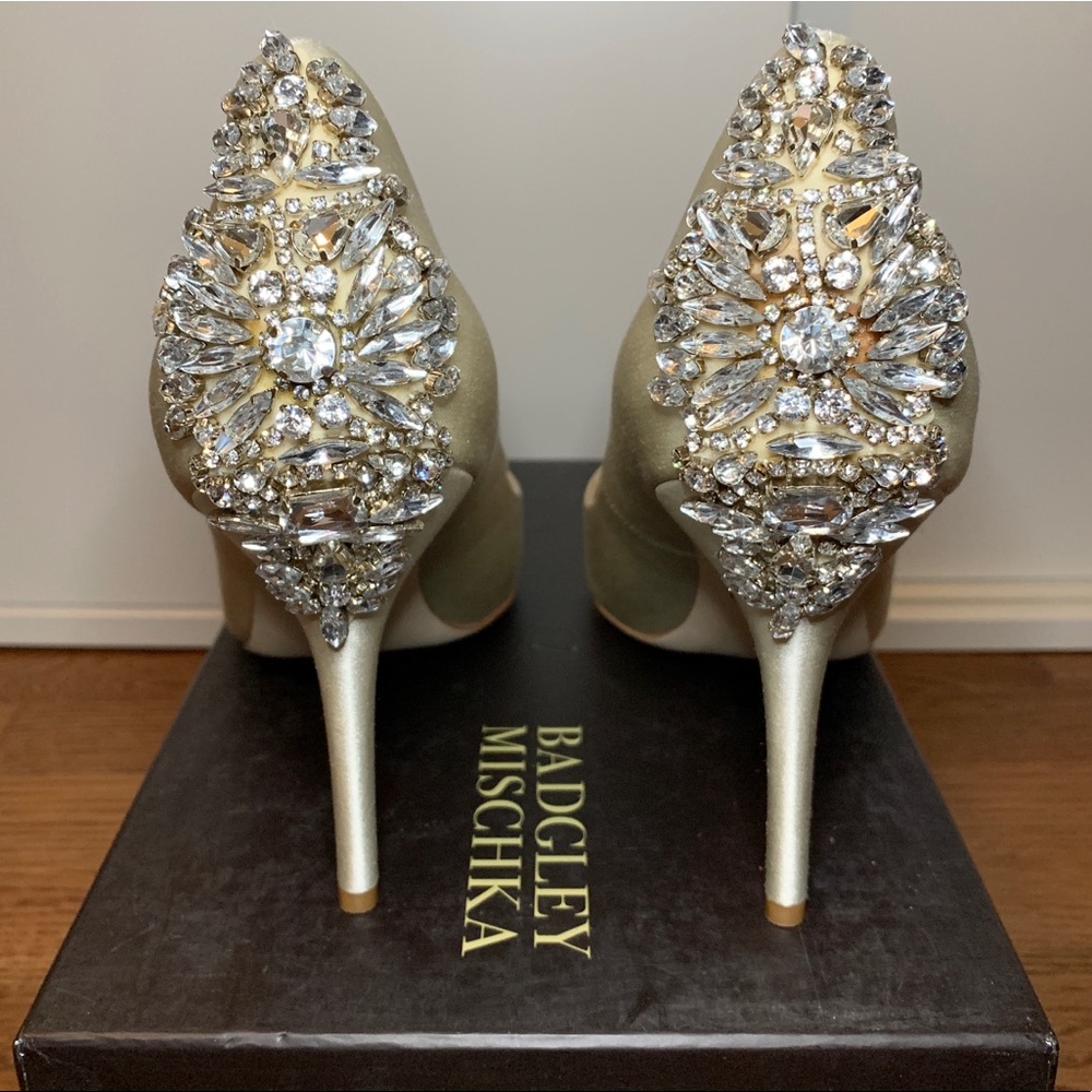 Badgley Mischka Ivory Satin peep toe heels 11
